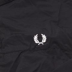 Fred Perry Trackjacket Casual Schwarz Weiß Herren Nylon – Nahaufnahme-1